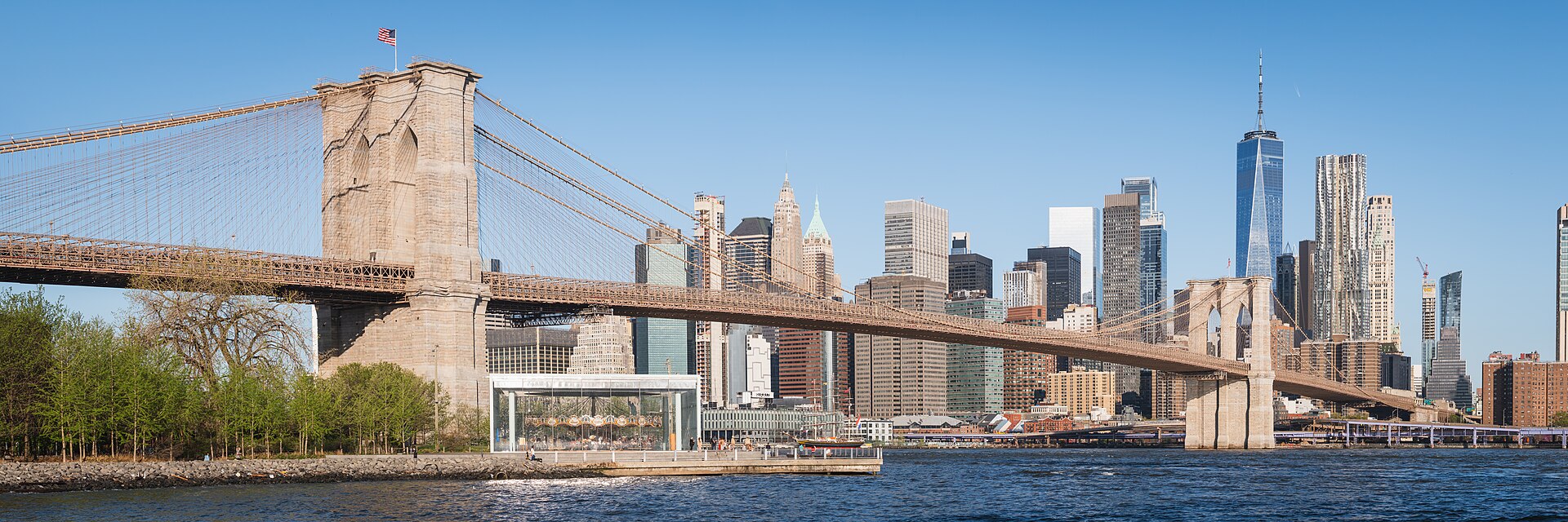 Brooklyn Bridge and the Lower Manhattan skyline in New York
