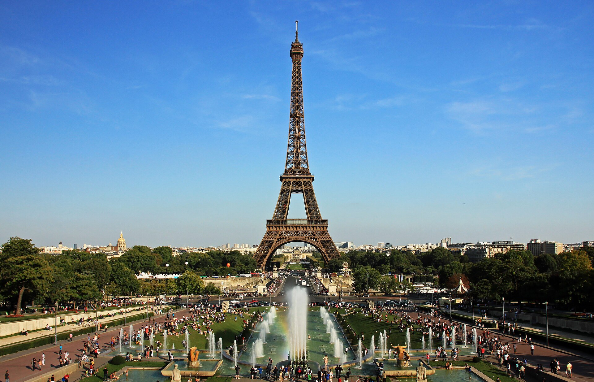 Eiffel Tower and the Trocadéro gardens on a clear day in Paris