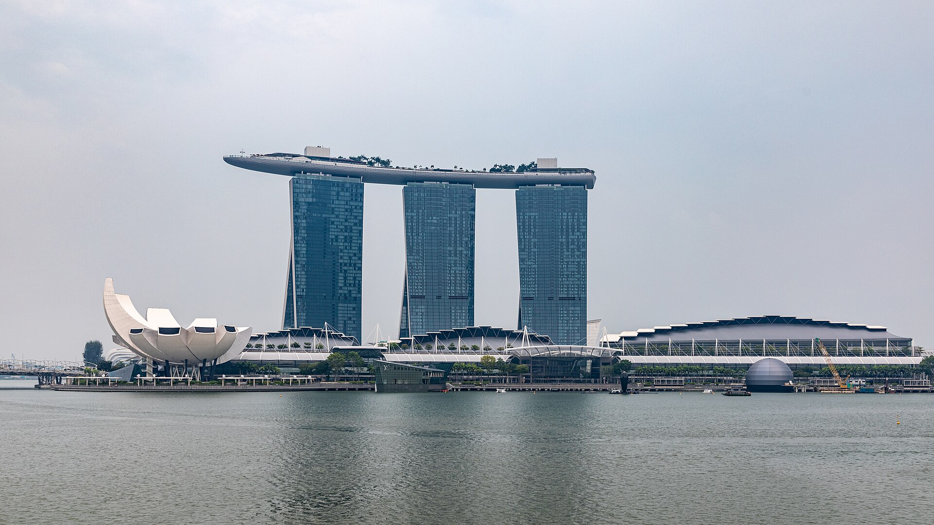 Marina Bay Sands and the ArtScience Museum across Marina Bay in Singapore