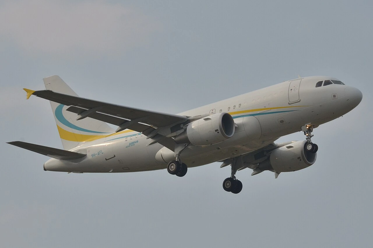 Airbus 318 Elite — full aircraft photograph