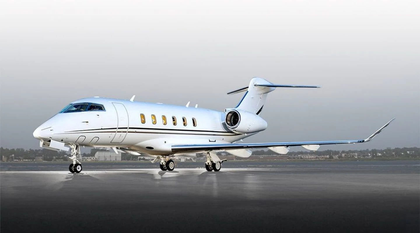 Challenger 350 — full aircraft photograph