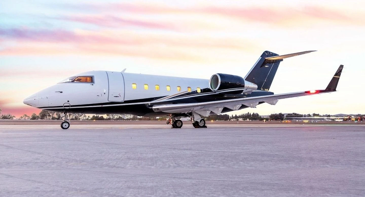 Challenger 604 — full aircraft photograph