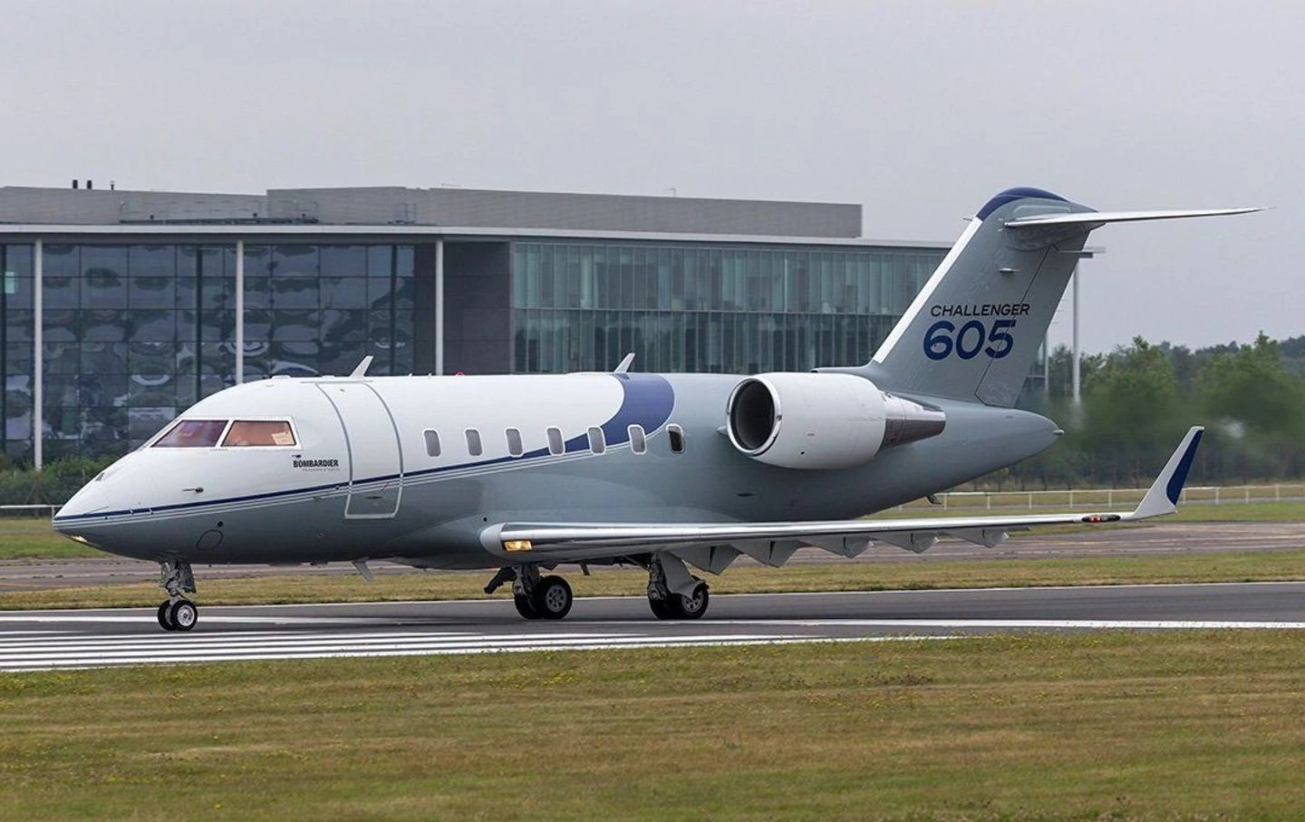 Challenger 605 — full aircraft photograph