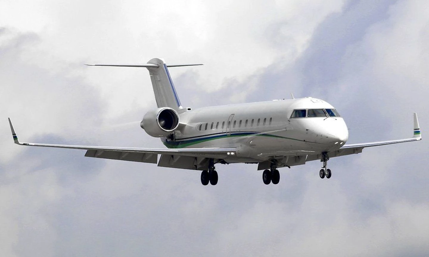 Challenger 850 — full aircraft photograph