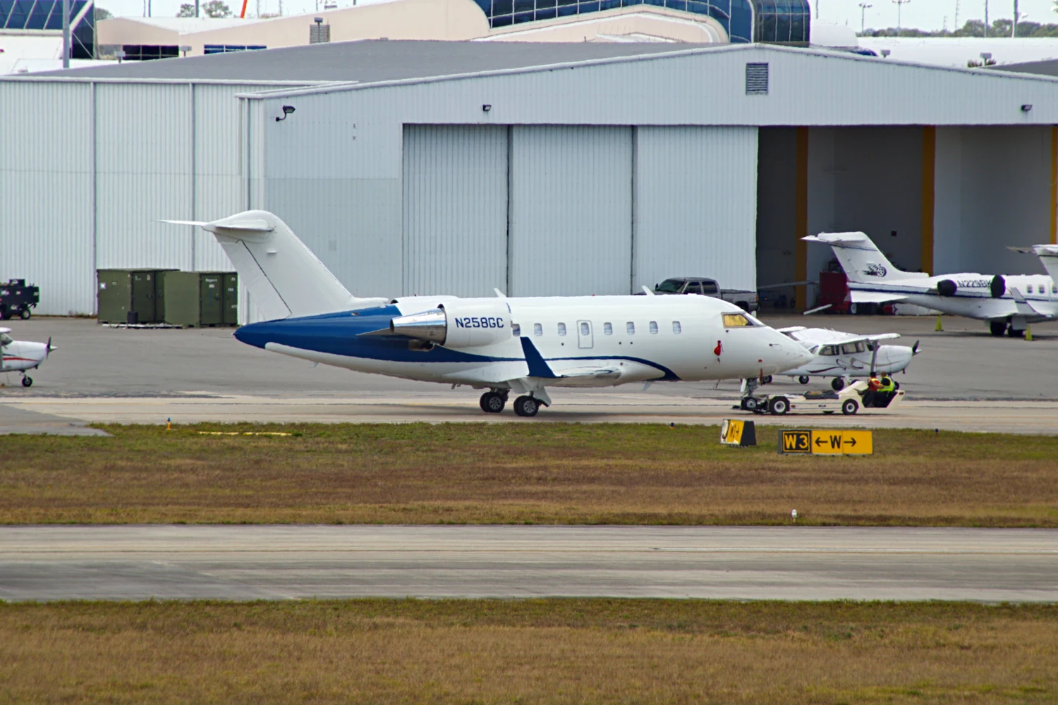 Challenger 650 — full aircraft photograph